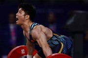 九游官方平台-关于举重选手挥汗奋斗，刻苦训练取得成果的信息