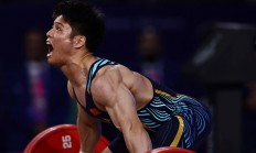 九游官方平台-关于举重选手挥汗奋斗，刻苦训练取得成果的信息