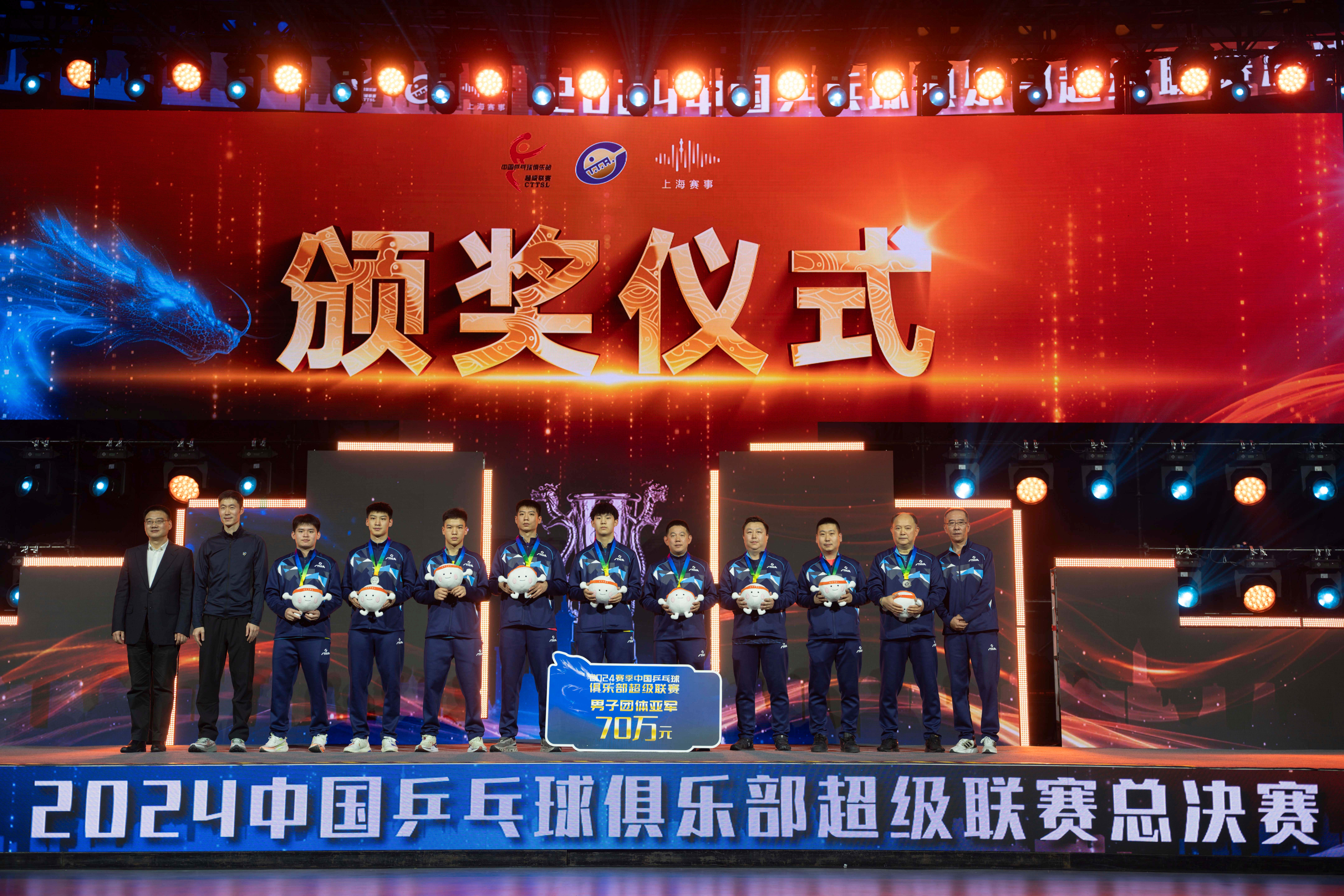 包含赛事精彩抢眼，球员飒爽英姿博得观众喝彩的词条