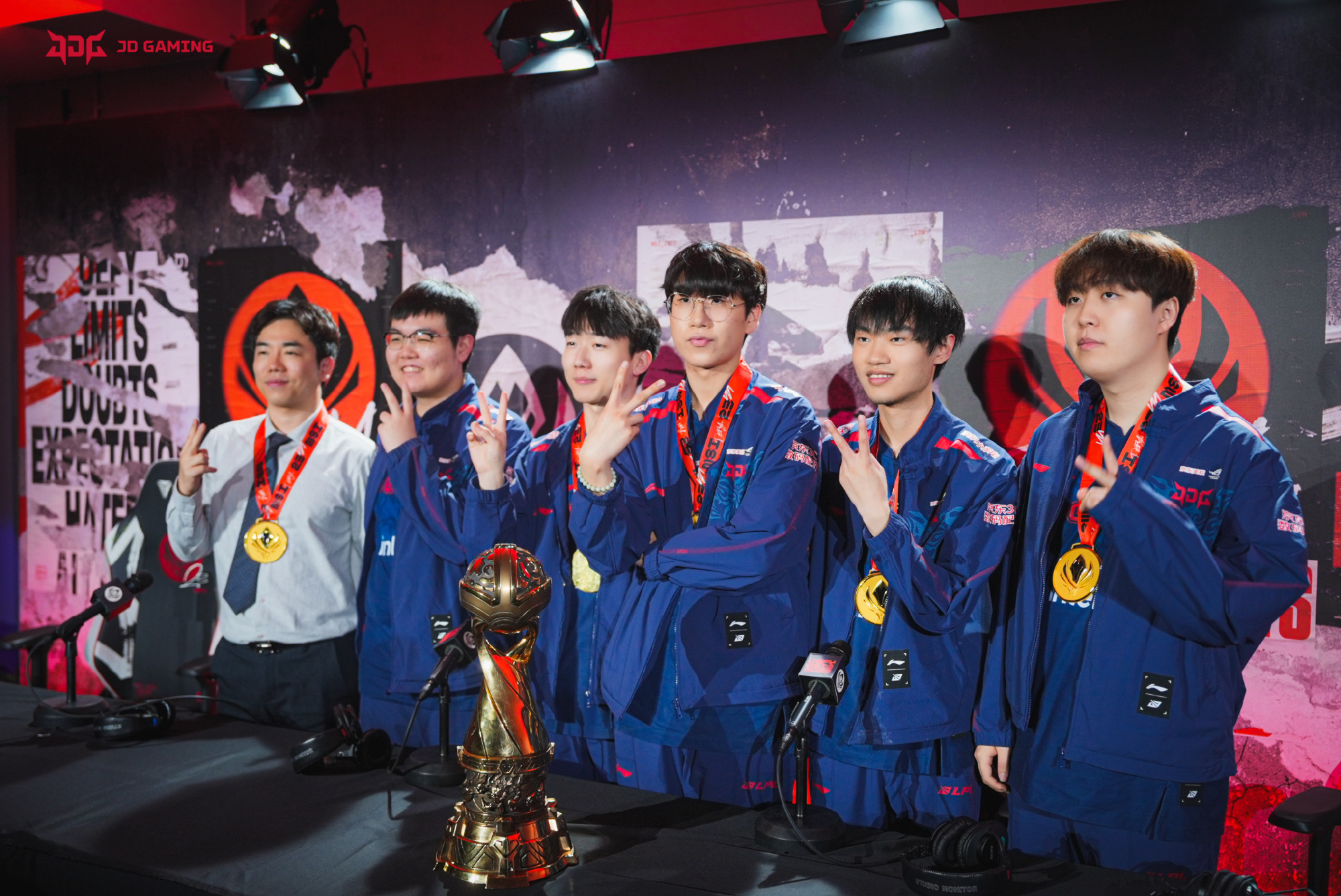包含新生代明星，巅峰足球争霸赛的词条